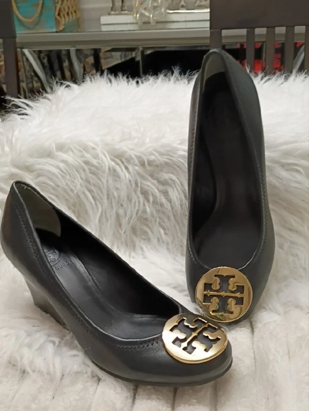 Tory Burch Chelsea Black Leather Wedge Pumps with Gold Logo 6M